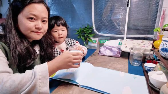 每10层就是一个动物的家,阶梯式的翻页设计超有巧思,每往上翻一页都是新的惊喜,细节丰富到让两岁半的孩子指着叽叽喳喳说个不停。#绘本推荐 #亲子共读 #100层的房子 #宝妈育儿