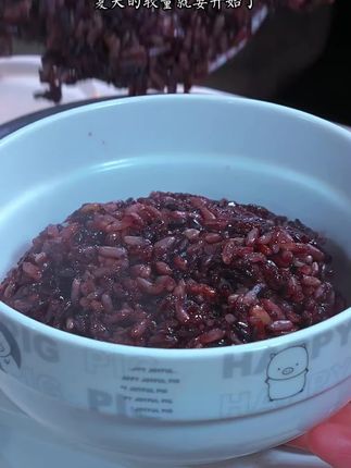 如果你平时大鱼大肉吃多了,建议你多吃点这个七色糙米饭,它是用七种粗粮科学配比而成的,煮的时候不用泡不用提前一天晚上泡,加水到合适的位置,像平常煮饭一样去煮,煮出来的糙米饭软软糯糯的,特别好吃,满满的膳食纤维,有条件的一定要囤一点。#涨知识 #健康 #分享 #日常生活