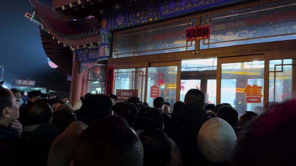 #历史古迹 大孤山从凌晨四点多开始等到七点,山上人太多限流不卖票,景区一直拖延在拖延卖票,已经引起轰动了,前面嗷嗷骂,差点门干碎了,警察都拦不住了🥹