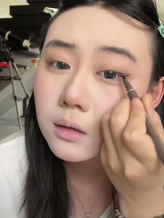 小白也能轻松驾驭的#眼线笔,或许你画不好眼线不是手的问题,是眼线笔的问题!新手姐妹快去试试!~#新手#人人都可以是睫毛精#美妆
