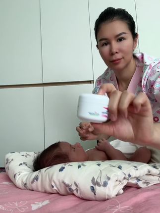 换季了,孩子的面霜也该换成秋冬款了。宝弘家的金盏花冰淇淋面霜,它是这种冰淇淋的质地,一抹就化开了,滋润又清爽,里面添加了足量的金盏花精粹,可以很好的舒缓秋冬干燥带来的不适感。配方温和不刺激,新生儿宝宝也能用,快给你家孩子试试吧!