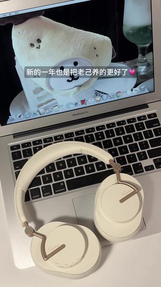 给古早MacBook配了个小耳机~ #宅女 #古早味 #晚间日常 #电子垃圾 #蓝牙耳机