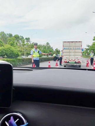 开车不喝酒,喝酒不开车,经常开车又爱喝酒的朋友可以在车里备一个酒精测试仪,开车前测一测,以防隔夜酒被查!#酒精测试仪 #拒绝酒驾 #行车安全 #开车 #数码科技