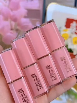 #七柚小屋唇膏 它是口红,也是唇膏嘴巴干裂,又想显白显气色的姐妹,就用这个温变唇膏,超滋润,养护嘴巴的同时还可以提气色!#口红推荐#精致女人必备#润唇膏 哪个女生能拒绝这么可爱的唇膏