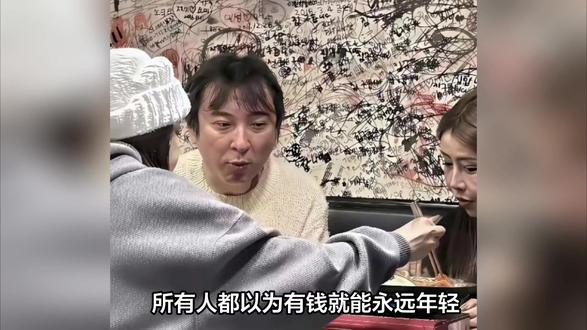 王思聪日本街头被拍眼袋深得吓人,不到40岁看着像50,有钱人的快乐你想象不到
#娱乐评论大赏 #人间观察计划 #抖音全民写作大赛 #抖音创作者计划 #明星八卦 #抖音伙伴计划 #明星 # #影娱热点团 #娱乐圈