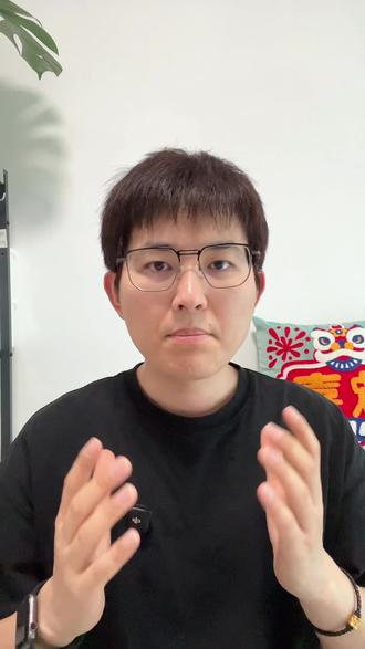 千万别跟风!泰赢家这4个致命缺点别踩 最近全网都在制造焦虑催你上车:号称“T0级”的顶流分红险泰赢家2.0,不到50万直接拒之门外,预定利率马上要下调了!
很多人一听收益高,脑子一热就打算掏钱。
🛑 听杨仔一句劝:就算它收益再牛,上车前没搞懂这4个隐藏在合同深处的致命缺点,千万别买!
买长期理财险最忌讳盲目跟风。今天我直接揭开泰赢家2.0,4个缺点你知道吗的真相:
💣 大坑一:减保规则玩文字游戏
买增额寿,以后肯定要部分取钱(减保)。市面上好产品都是每年取初始保额的20%。但陆家嘴玩了个极其鸡贼的设定:按当年剩余保额的20%算! 这就意味着,你第二年能取出来的钱会变少,想把钱全拿出来的速度比其他公司慢很多!
💣 大坑二:极其严苛的销售地域限制
这是一款典型的线下核保产品。如果你不在北上广深、江浙闽川鲁这些发达地区,有钱也买不到。
💣 大坑三:加第二投保人实操极其繁琐
给孩子存钱做资产隔离,其他公司线上点两下就行。它却要求双方现场签字、遗嘱见证甚至跑柜台,如果家庭关系复杂,极其折磨人。
💣 大坑四:万能账户全是限制
进出手续费高昂,结算利率未来随时跳水,极其不建议开通。
👨🏫 杨仔大实话: 保险没有完美的,只有最契合的。如果你不能接受这四点,它的保底再高也别碰! 那如果想要高保底且减保规则宽松,该买什么?
👇 暗号【分红险】,整理好的《全网热门分红险横评对比表》及好的替代清单,带你客观排雷!
#分红型增额终身寿险 #陆家嘴国泰泰赢家 #泰赢家 #分红险怎么买 #分红险避坑