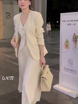 #早秋韩系氛围感穿搭 #早秋高智感职场穿搭 #国庆穿搭这就开始预备了 #夏未初秋过渡也要穿得有巧思 #素颜穿搭如何摆脱土气感