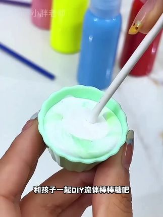 @迪乐姆流体石膏棒棒糖,一起来做石膏棒棒糖吧!先倒入石膏粉和水搅拌均匀,再加入喜欢的颜色,倒入模具中等待凝固,不仅能锻炼孩子的动手能力,还能培养他们的专注力,最重要的是能让孩子远离手机,这么好玩的手工玩具,赶紧给孩子安排一套吧#宝宝玩具 #儿童零食 #带娃好物 #新奇特创意