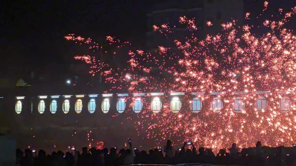 非遗打铁花 快来大观庙会看打铁花。#打铁花 #打铁花打出璀璨星河 #大官庙庙会 #大官庙哀牢犁耙会