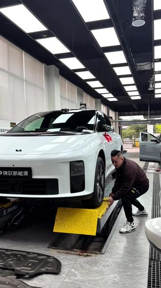 白色理想i6新车还是先安排上铝镁合金下护板#南宁锦驭 #下护板 #理想下护板 #南宁理想改装 #理想升级