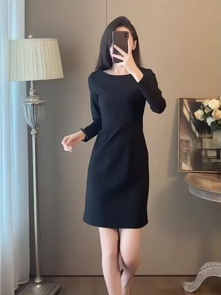 9.43 复制打开抖音,看看【奕一服饰STUDIO的作品】遮肉显瘦小黑裙,显瘦显高显腿长,已开价,赠运费险#...