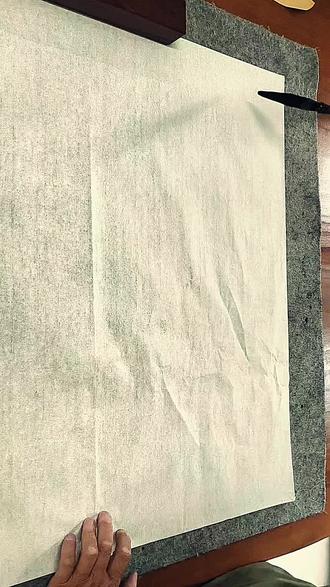 草书——王昌龄《出塞》秦时明月汉时关,万里长征人未还 《出塞》
王昌龄
秦时明月汉时关,万里长征人未还。
但使龙城飞将在,不教胡马度阴山。
《出塞二首(其一)》是唐代王昌龄创作的一首乐府旧题诗。这是一首慨叹边战不断,国无良将的边塞诗。以平凡的语言,唱出雄浑豁达的主旨,气势流畅,一气呵成。诗人以雄劲的笔触,对当时的边塞战争生活作了高度的艺术概括,把写景、叙事、抒情与议论紧密结合,在诗里熔铸了丰富复杂的思想感情,使诗的意境雄浑深远,既激动人心,又耐人寻味。对《出塞》的评价历来很高。明代诗人李攀龙甚至推奖它是唐人七绝的压卷之作,杨慎编选唐人绝句,也列它为第一。
#王昌龄 #书法 ##书法作品欣赏 #写字是一种生活 #诗词