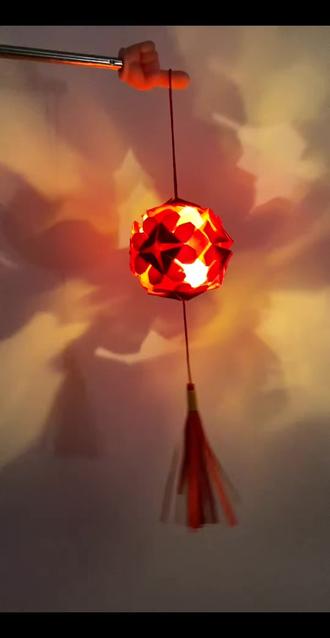 折纸+灯笼,绝美的新年挂饰,快来做一个~
#亲子手工 #灯笼 #折纸 #新年手工 #手工diy
