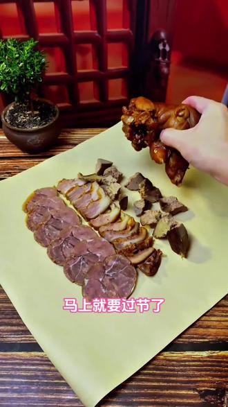 用这款纸,节日氛围满满的 #谁还没有新年氛围感配饰 #男生漂亮饭 #手抓海鲜 #餐盘纸 #开拍即新年,拍点新花样 