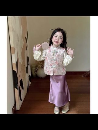 哇塞,这也太高级太精致了吧,我真的是不敢相信啊,居然这么便宜的价格给我女儿买到一条缎面提花的半身裙。#高品质童装 #我的ootd穿搭 #ootd博主日常穿搭 #抖音小助手dou上热门 #同城推荐