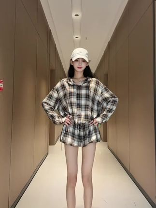 早秋新款显瘦休闲ins风小众格子连帽外套+短裤时尚套装#套装 #上衣 #短裤 #套装