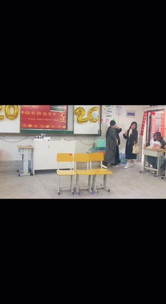 平时那么害羞内敛的两个女生,有勇气上台还把小品《你有我也有》演的得那么搞笑#高中生活