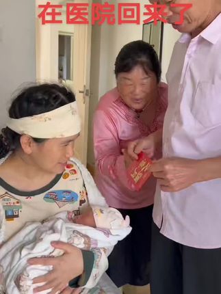 希望我们的宝贝在爸爸妈妈和亲人的呵护下快乐健康的成长。