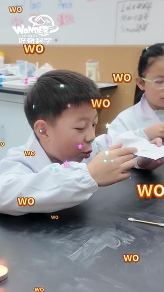 小小科学家栏目③|LED 苹果发电大挑战⚡ 👩🔬 小科学家播报时间到!
今日主持人:
Lucky✨junior 中级
天天🌟junior 中级
今天带娃解锁超神奇的
「水果发电术」
🔍「原理揭秘」
苹果里的柠檬酸,化作导电小介质;
锌片失电子,铜片来接收;
电子定向跑,电流就形成;
单个电压弱,三个串联强,
LED 灯亮起来,科学原理超简单!
💡关键知识点:👇
原电池反应→
电子定向流动→
串联电压叠加→
LED 灯发光
✅为什么选择好奇科学?
好奇科学双语科学课程,依托前沿科学设备,邀国际专家领航,融合实验探究与学术能力培养,兼顾素养进阶,助力学子以硬核实力叩响世界名校之门。
#亲子科学探索 #wonderscience #好奇科学 #宁波国际学校 #科学启蒙