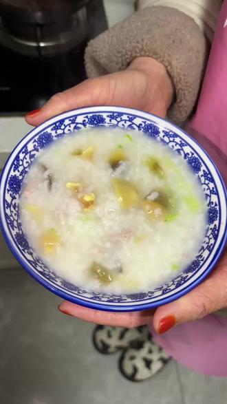 天冷在家熬上一锅皮蛋瘦肉粥,汤鲜肉嫩暖呼呼,来上一碗,让你的胃温暖一整天!跟着陶姐学起来!#皮蛋瘦肉粥 #美食趣胃计划 #美食教程 #滑县