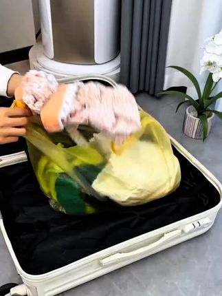 #dou上热门出差旅行好帮手,这款收纳袋助你整理衣物、裤子、内衣、袜子和鞋子等琐碎物品。具备防水、防尘、防潮功能,干湿分离双拉链设计,耐磨损、耐用性强,是出差旅行必备良品。