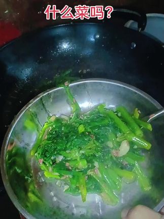 好久没有吃了,小时候爸爸教我煮这道菜,我站在旁边看,看着爸爸手忙脚乱,时而大声喊叫,时而细心做事,没想到我也慢慢的学到了一点,说不上很厉害,但毕竟老爸老妈给了我一双能做美食技能,当饿了想吃,我能吃到我想要的味道,从中寻求快乐。想必这就是爸妈教我的目的吧?