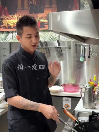 太划算了49.8到手一个铁锅,还送锅盖、锅铲、百洁布而且还是免开锅的,收到手洗干净就能用啦。#铁锅  #好物推荐🔥#厨房好物分享