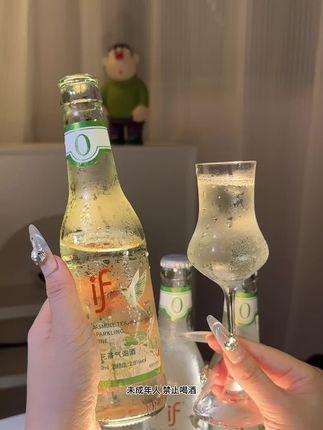 开瓶就能闻到茉莉花和青草香气,超级清新! 绵密的气泡,噼里啪啦,清甜的果香和微妙的花香能治愈一整天 入口一丝丝独特的高级感绿茶香味! 口感清甜不腻,喝起来口感就很美妙,巨好喝的聚会酒!#强烈推荐 #有点上头 #酒鬼日常 #酒蒙子的日常 #微醺时刻