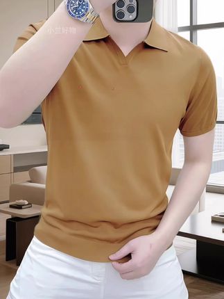 欧货轻奢男士短袖POLO,甄选针织冰丝面料,赋予夏季穿着清爽透气的舒适体验。简约纯色搭配经典翻领设计,既显时尚格调又不失百搭属性,利落剪裁轻松适配多种场合,尽显低调质感。#品质男装 #短袖t恤 #夏季穿搭 #透气舒适 #男士短袖polo衫