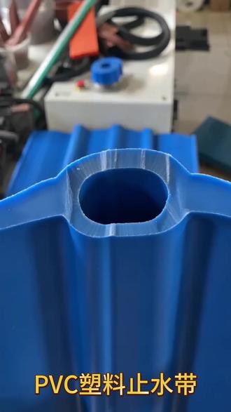 pvc止水带伸缩缝桥梁隧道通用中置式PVC止水带橡胶止水带防 PVC 止水带适用场景与作用
适用场景:中小型水利水渠、蓄水池、污水处理池、地下室、人防、涵洞箱涵、化粪池等混凝土施工缝、变形缝。
作用:预埋于混凝土接缝中,两侧肋纹与混凝土紧密结合,防止界面渗水;材质韧性好,适配轻微沉降伸缩,中间凸起延长渗水路径,多重阻隔地下水、污水渗透。耐酸碱腐蚀,造价低廉,满足常规防渗工程防水需求。#PVC塑料止水带 #橡胶止水带厂家 #钢边止水带厂家 #EVA塑料止水带