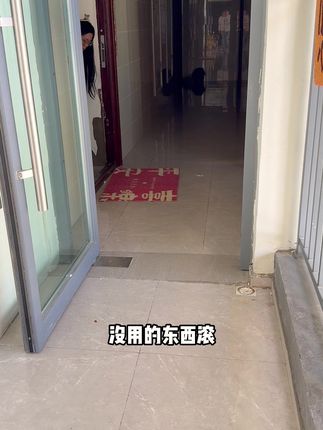 刚搬家就看到隔壁邻居把小狗推了出来,带着小狗上门想问一下,她却这么说.......#养狗人 #新手养狗 #养狗经验 #宠物维生素