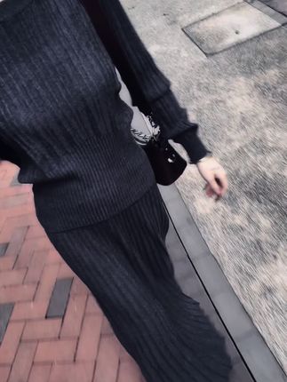 记住 不要和任何人较劲,没人值得你消耗自己,这世界万物,最没意思的就是人,你热一分我近一分,你冷一分,我退一分,不强求任何一段不咸不淡的关系,即使我很在意,善良和爱都是免费的,但绝不廉价,就像我对你好,是我愿意,而不是我应该!#穿搭