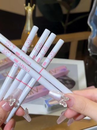 姐妹们真的挖到宝啦!几块钱居然买到这么好用的眼线胶笔!也太丝滑啦~手残党放心冲~#眼线胶笔 #平价彩妆 #美妆