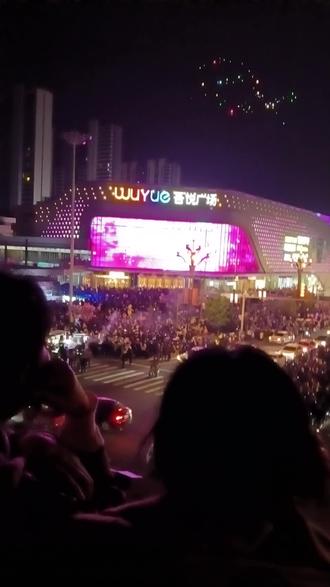 #人山人海太热闹了现场实拍 常德吾悦2周年庆,无人机灯光秀