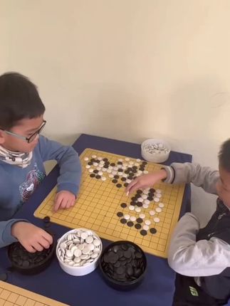 想让孩子远离电子产品,可以给它安排一套这样的磁吸围棋,它不仅好玩有趣,还能提高孩子的专注力和思维能力。磁吸的设计,立起来也不会掉,随时随地都能玩,而且还能增加亲子互动。家长陪着孩子一起下棋,不仅能增进感情,还能让孩子学会沉住气,静下心来思考问题。