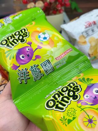 减压神器捏捏乐!捏碎鲜虾片的过程超解压,捏完倒进嘴里的满足感,打工人续命良药!💆" 视频话题:#上好佳#低卡又解馋的报恩零食#爆款零食 #美食创作者#看剧神器