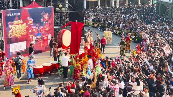 来汕头看英歌舞啦,现场看还是很震撼的,小朋友也太可爱了吧#各地民俗舞起来了 #非遗文化 #小公园 #英歌舞