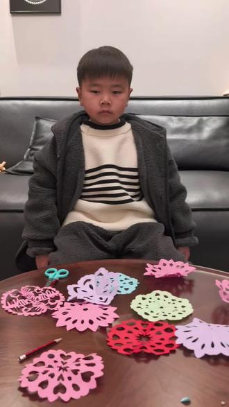 #真实生活分享计划 #儿童手工 过年啦!剪窗花啦!#一镜到底看解说