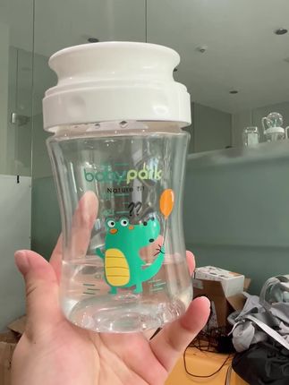 宝宝不爱喝水,有可能是水杯没选对 ,试试这个# 嘬口杯 ,不漏水不呛水,坐着躺着站着都能喝,一口气能喝200ml#嘬口杯 #好物推荐 #母婴好物 #宝宝好物