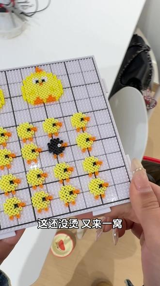 关于我的客宝在店里拼了一堆小鸡 最近这个小鸡好火 也是真废手#拼豆 #小鸡拼豆 #今天拼豆了吗 #创作灵感 #有趣的知识又增长了