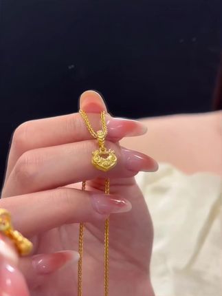 新中式莲花小锁包项链,东方雅韵与现代时尚完美融合,寓意平安吉祥,典雅不失时尚,优雅点缀颈间,尽显温婉气质!#项链 #新中式国风 #美出高级感 #锁骨链 #首饰分享
