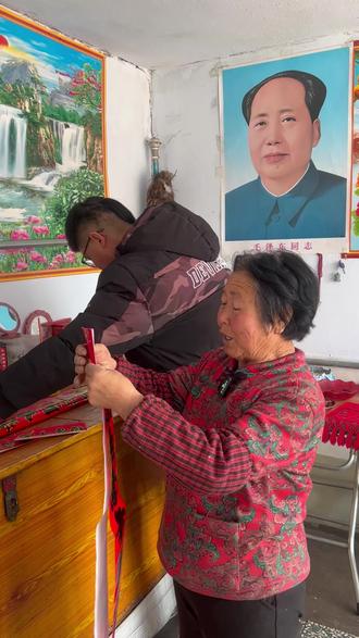 腊月二十八,家家户户贴花花~ #贴春联贴福气 #腊月二十八贴对联 #过年氛围提前搞起来了 #过年了过年了