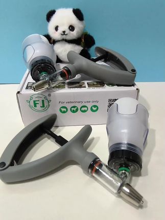 #连续注射器#养殖场专用#养殖户#连续注射器给牛打疫苗#自繁自养