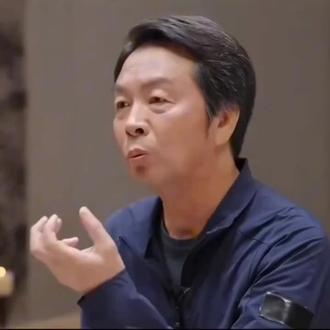 刘震云:社会上多数凡是混得好的人,并不是因为有多努力,也不是因为多自律或靠朋友多,而是具备看透事物本质的能力,三种能力:“看透自己、看透规则、看透价值”,句句戳心#刘震云 #一句顶一万句 #励志 #人生感悟 #每日分享