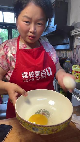 老辈人钟爱的烫鹅蛋茶,是藏在烟火里的滋补好物。选用饱满新鲜鹅蛋,以沸水烫制,最大程度保留原生营养。茶汤温润,蛋香浓郁,口感嫩滑不腻。闲暇时分来上一碗,驱散寒意、补充营养,简单吃法,解锁舌尖上的家常幸福。#鹅蛋