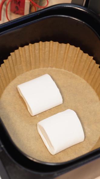 一不小心,烤出了棉花糖大馒头!和火鸡面很配哦 #烧烤棉花糖 #棉花糖 #空气炸锅 #火鸡面 #苏打饼干