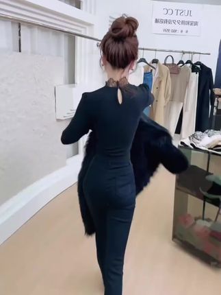 气场天成,藏在得体的剪裁里,无需张扬,高级感自在流淌#蕾丝镂空打底衫 #面料超级舒服 #时尚穿搭 #洋气减龄 #谁穿谁美