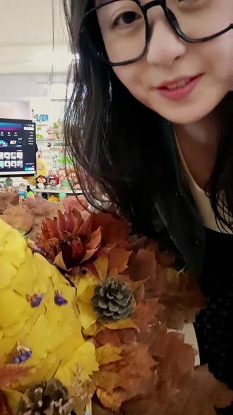 我就说抖音能学到东西,这叶子魔法帽也太出片了!
材料:3个左右快递信封袋、热熔胶、叶子、A4纸、纸胶带
步骤:
1.快递纸袋子画出同心圆,中间圆形米字刀切开,向上折一下
2.另一个纸板上画一个四分之一圆剪下来,窝成一个圆锥,热熔胶将帽檐和帽子顶组合在一起
3.魔法帽的小尖尖,可以用一张a4纸随意抓一下,用纸胶带缠紧
4.叶子最好用书压平一个晚上再贴,这样叶子比容易卷曲,帽檐从外向里,帽子顶从下往上贴。
5.制作叶子花,银杏叶小花,一层一层的往外裹着卷,就像卷纸卷一样,卷完了下面用线绑一下;或者找一个杯子沿着杯沿一层一层的上叠,叶子间咱们用热熔胶粘贴,覆盖个4~5层就可以了,倒扣杯子得到一朵花。
6.装饰可以用叶子花、松果、干花、棉花等。#日常分享 #手工 #落叶帽子 #手工创意