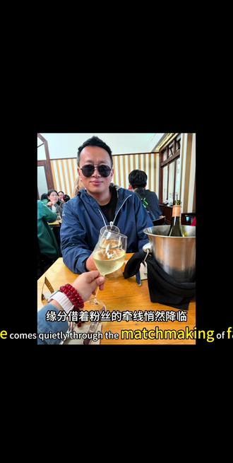 从来没想过,我的第二段婚姻会始于粉丝的一条私信。2018年,我辞掉工作来到新西兰,一切归零。6年的异国打拼,有艰辛也有成长。2024年,一次偶然的介绍,我见到了他。那种“与君初相识,恰似故人归”的感觉如此奇妙。我们有着相似的故事轨迹:都曾经历失去,都独自抚养儿子多年。爱情来了,但比爱情更坚定的,是想给两个孩子一个完整港湾的决心。2025年,我们结婚了。感谢所有经历,最终都指引我们回家。#海外生活 #创作人计划 #二婚