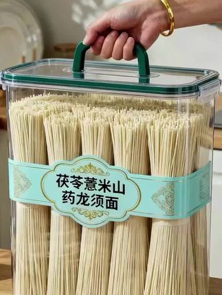 这款茯苓薏米山药龙须面原料全是好东西,茯苓、薏米、山药磨粉入面,再用传统手法制作,煮出来的面条细而不烂,入口满是筋道爽滑,嚼着超有韧劲打全家老小都能吃,早餐、晚餐都能靠它搞定!#龙须面#面条#面条的神仙吃法#挂面#速食面爱好者